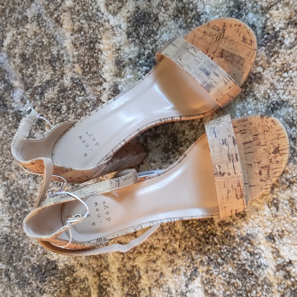 New with tags faux cork sandals
